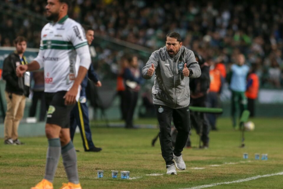 Treinador comentou sobre a derrota no Couto Pereira. Foto: Geraldo Bubniak/AGB.