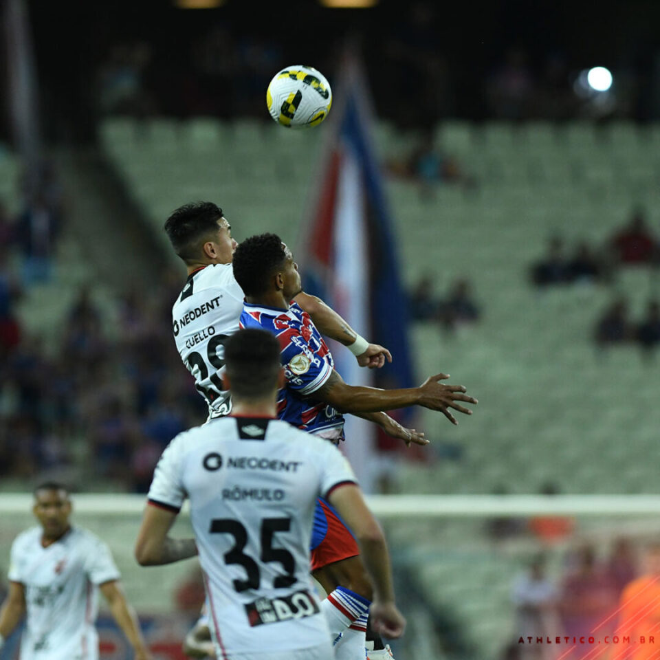 Athletico joga mal, não acerta o gol e Bento garante empate em Fortaleza