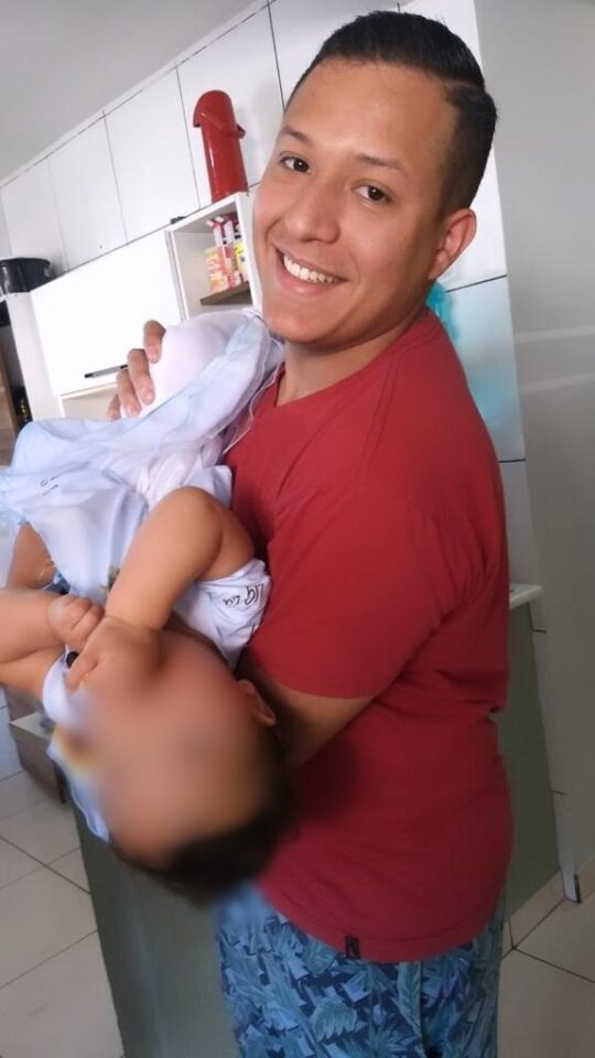 A dor da espera: famílias de jovens desaparecidos protestam em frente à delegacia de São José dos Pinhais