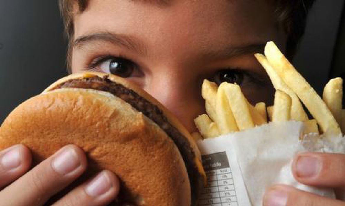 dia mundial de combate a obesidade infantil crianças acima do peso