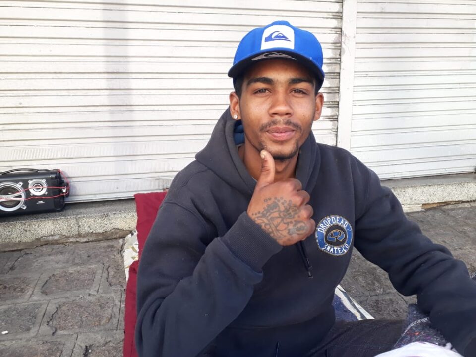 "Segui os mandamentos de Deus", diz morador de rua que encontrou três iPhones e devolveu em Curitiba