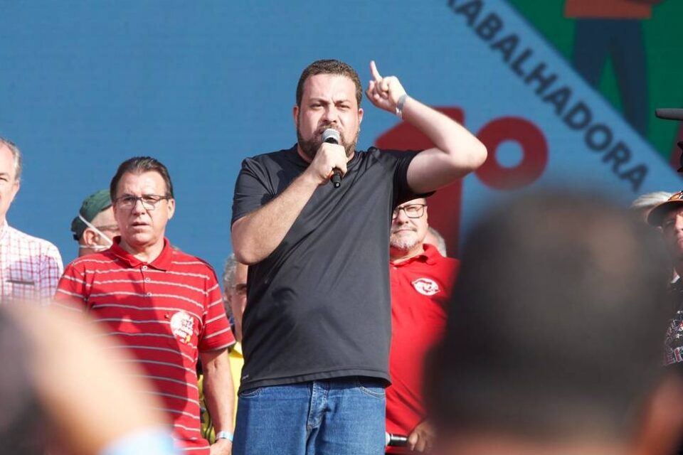 Pré candidato a deputado federal, Boulos relança 'Gabinete do Amor' em bar palestino de São Paulo