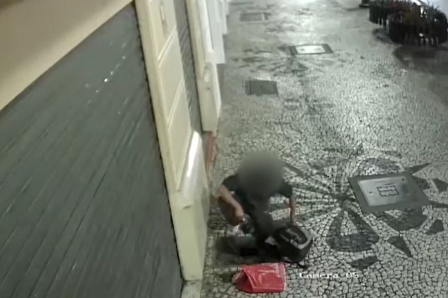 'Louco do hidrômetro' ataca no calçadão da Rua XV na calada da noite e lojistas se revoltam; vídeo