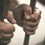 Homem é preso por estelionato em Curitiba e autuado em flagrante por porte ilegal de arma