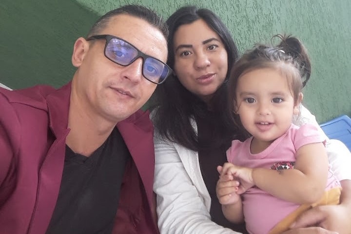 Pais de menina que sofreu paralisia cerebral com 1 ano e 10 meses pedem ajuda para tratamento na web Pais de menina que sofreu paralisia cerebral com 1 ano e 10 meses pedem ajuda para tratamento na web