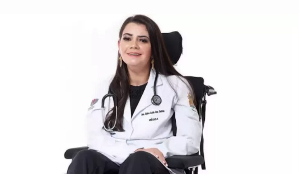 Conheça a estudante de medicina paranaense que perdeu os movimentos após AVC e conseguiu concluir a graduação