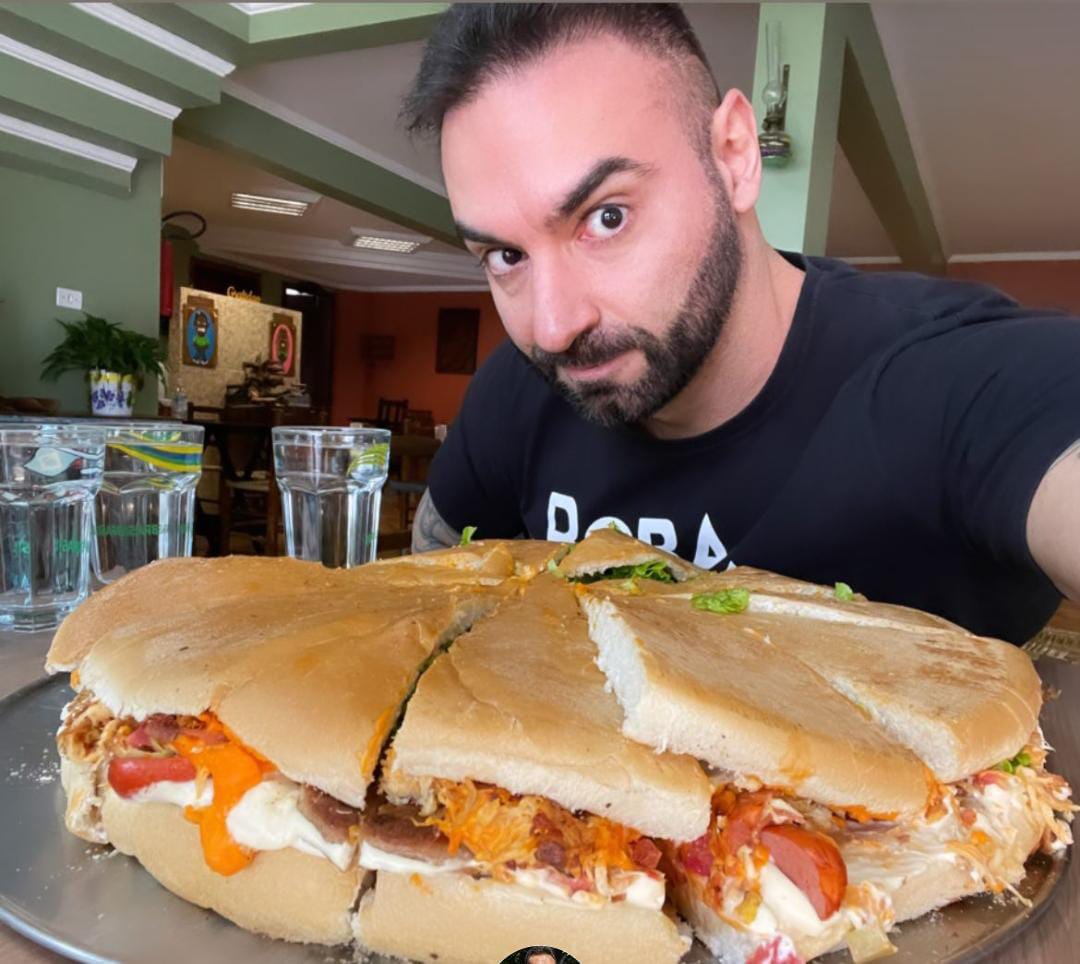 Youtuber encara lanche curitibano de 5 kg e bate recorde ao comer sanduíche em 30 min (2)