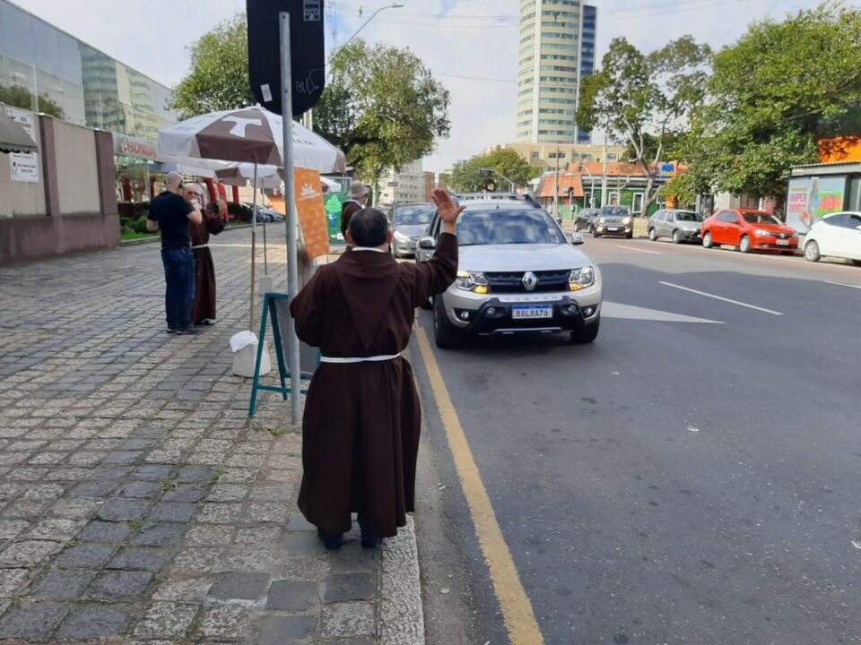 Motoristas formam fila para receber benção do Dia de São Cristóvão na Igreja dos Capuchinhos