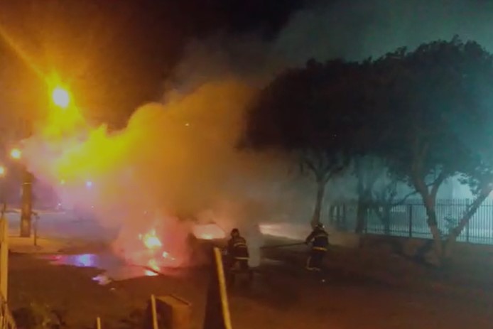 Homem pega carro da mãe emprestado e devolve somente as cinzas do veículo em Pinhais