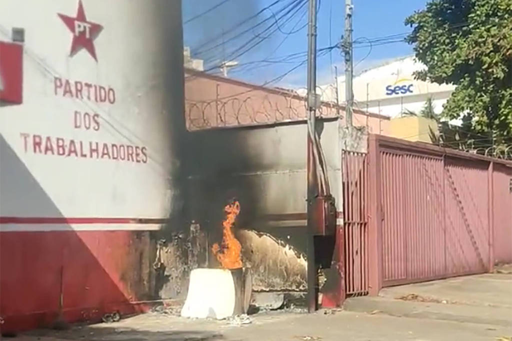 Polícia investiga incêndio em frente a diretório do PT em Goiânia