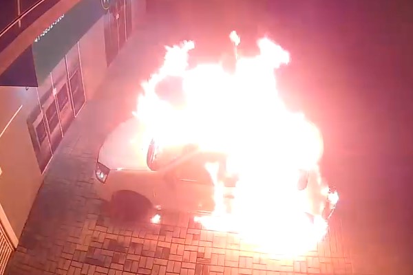 Câmeras de segurança flagram momento em que dupla incendeia carro em Tamandaré; assista