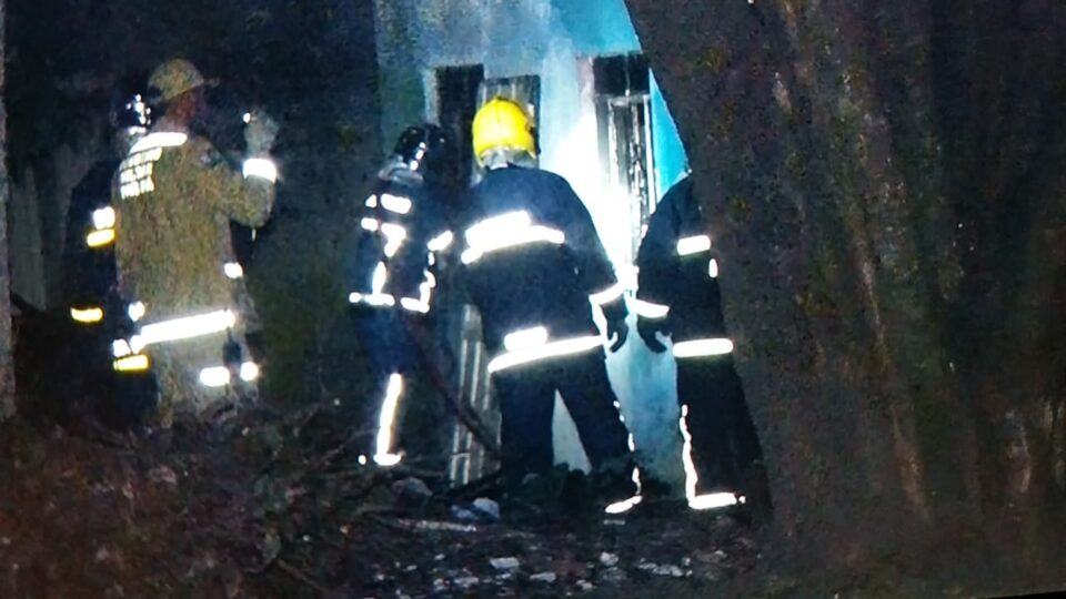 Casa abandonada é destruída por incêndio em Curitiba e assusta vizinhos Casa abandonada é destruída por incêndio em Curitiba e assusta vizinhos