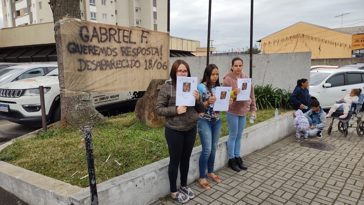 A dor da espera: famílias de jovens desaparecidos protestam em frente à delegacia de São José dos Pinhais