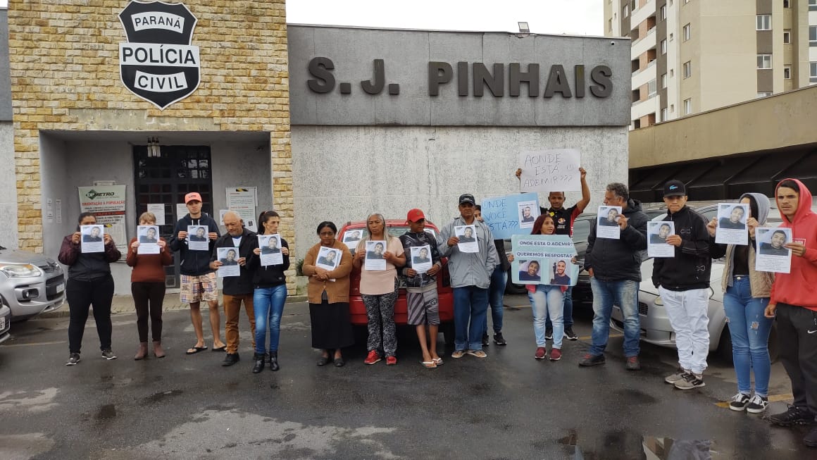 A dor da espera: famílias de jovens desaparecidos protestam em frente à delegacia de São José dos Pinhais