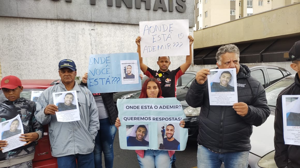 A dor da espera: famílias de jovens desaparecidos protestam em frente à delegacia de São José dos Pinhais