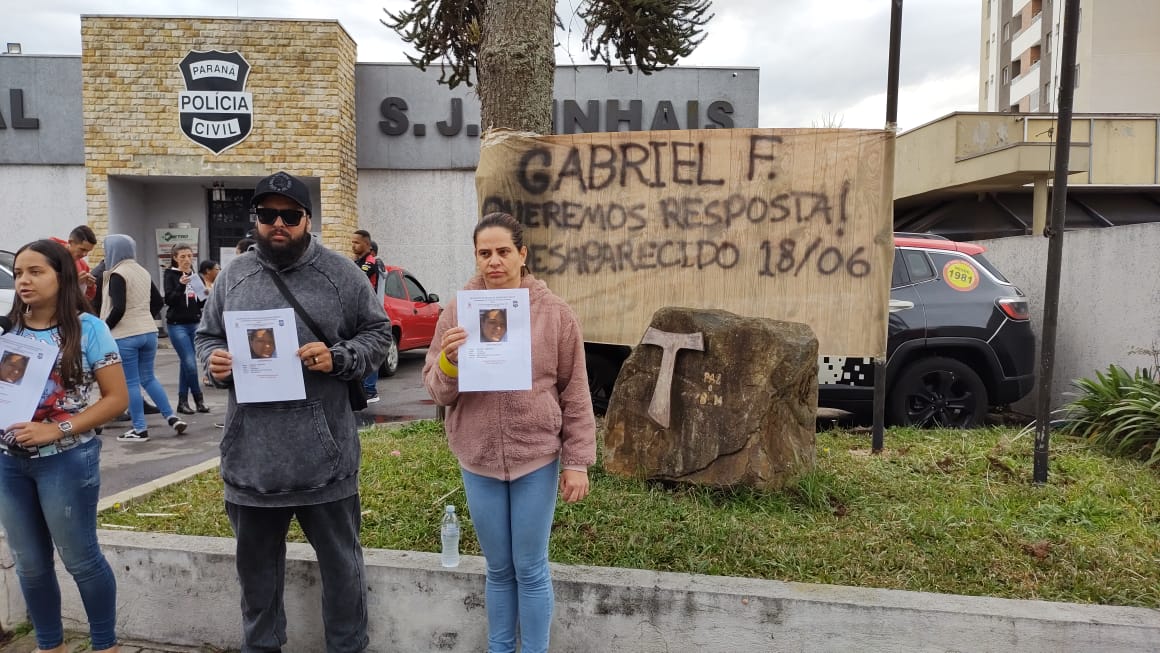 A dor da espera: famílias de jovens desaparecidos protestam em frente à delegacia de São José dos Pinhais