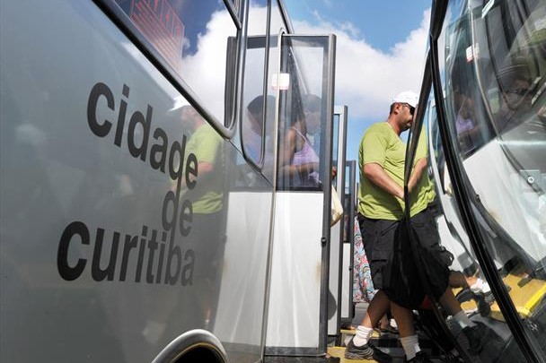 Motoristas de empresa de ônibus de Curitiba reclamam de receber salários 'a conta gotas' e férias vencidas Motoristas de empresa de ônibus de Curitiba reclamam de receber salários 'a conta gotas' e férias vencidas