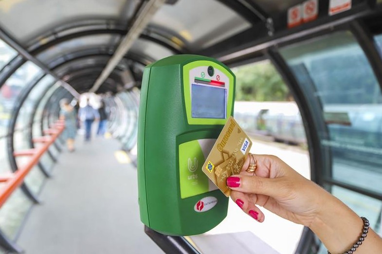 Mais de 1 milhão de passagens foram pagas com cartão de débito e crédito em Curitiba; veja como funciona