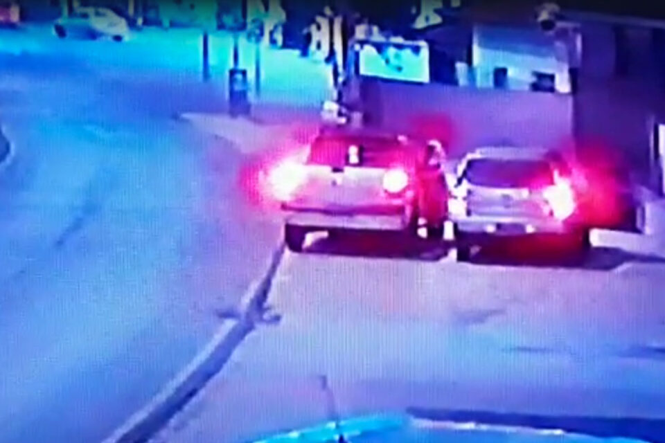 Homem é morto e irmão baleado após emboscada flagrada por câmera de segurança na RMC