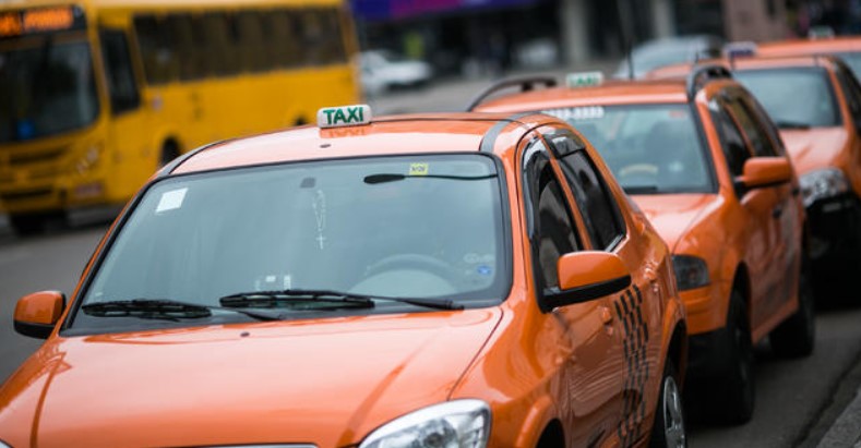 Saiba quanto cada taxista de Curitiba deve receber de auxílio federal conforme estimativa da Urbs Saiba quanto cada taxista de Curitiba deve receber de auxílio federal conforme estimativa da Urbs