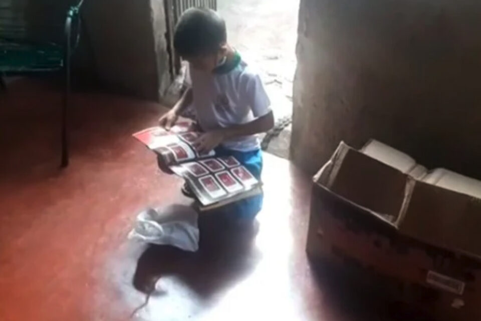 Menino que desenhou figurinhas da Copa festeja ao ganhar álbum; vídeo