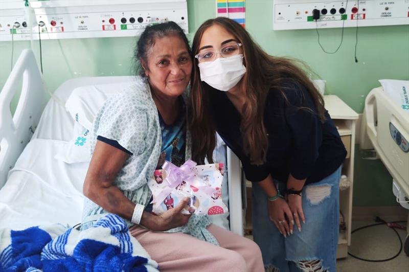 Jovem faz 15 anos e troca presentes por doações a pacientes do Hospital do Idoso