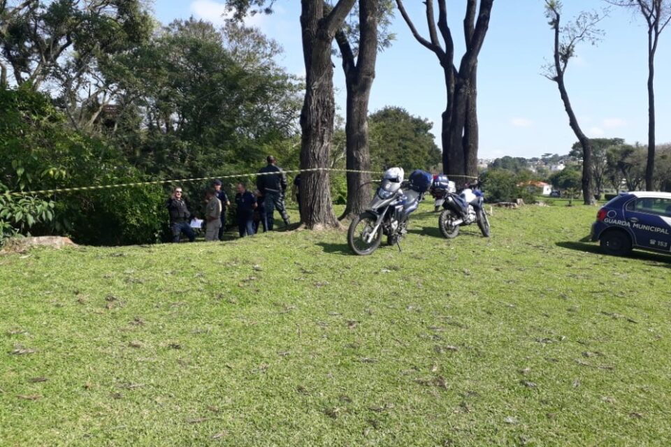 Corpo seminu de mulher é encontrado submerso em córrego dentro do Parque Barigui Corpo seminu de mulher é encontrado submerso em córrego dentro do Parque Barigui