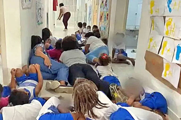 Crianças deitam em chão de escola para fugir de tiroteio na Bahia