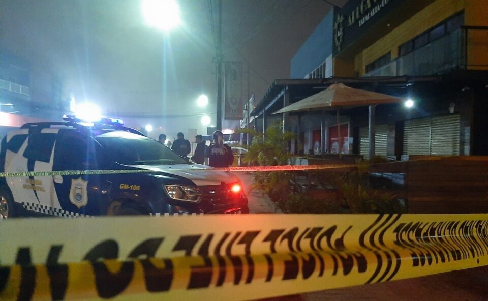 Atirador abriu fogo contra trio em tabacaria, em São José dos Pinhais. Foto: Portal Banda B.