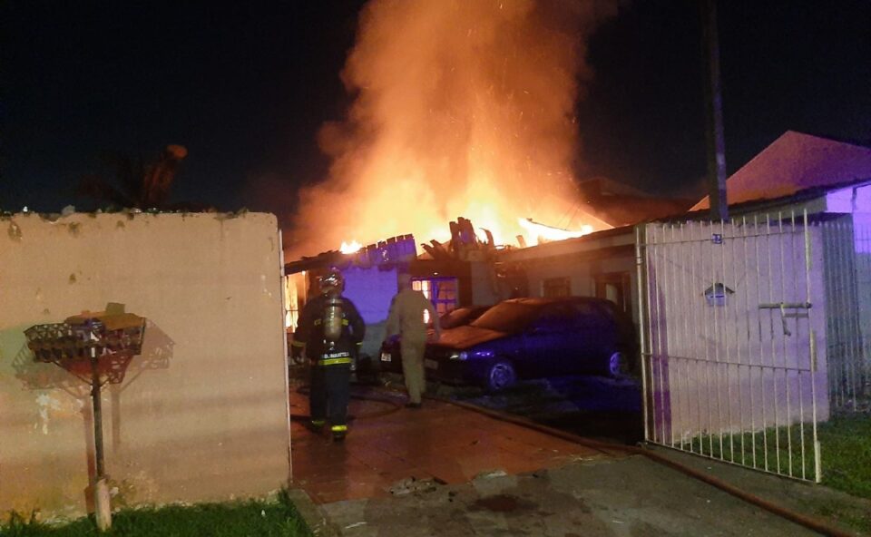 Família foi acordada por vizinhos, enquanto fogo destruía a casa no Cajuru. Foto: Portal Banda B.
