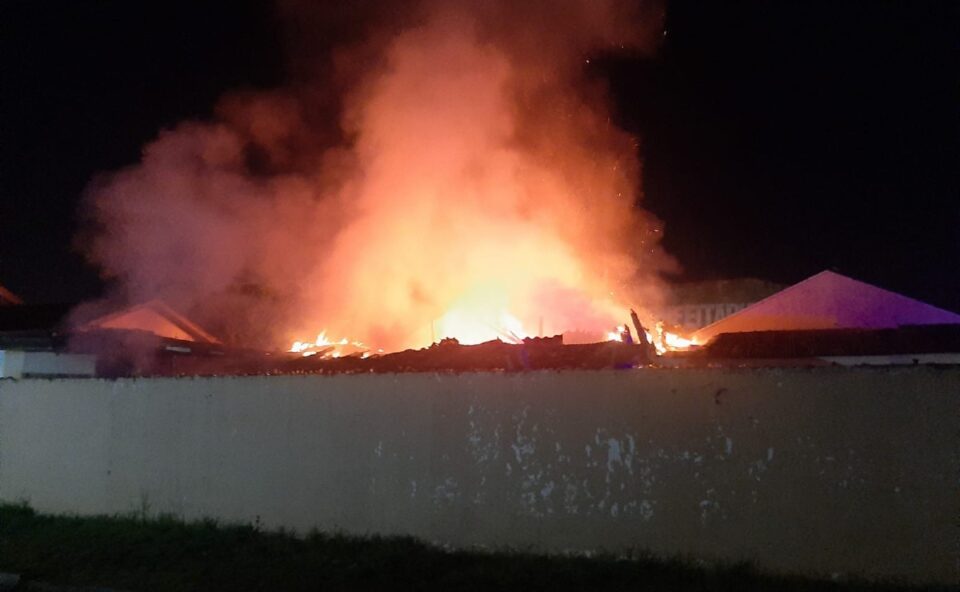 Casa foi toda tomada pelas chamas, moradores nem sabem tamanho da destruição. Foto: Portal Banda B.