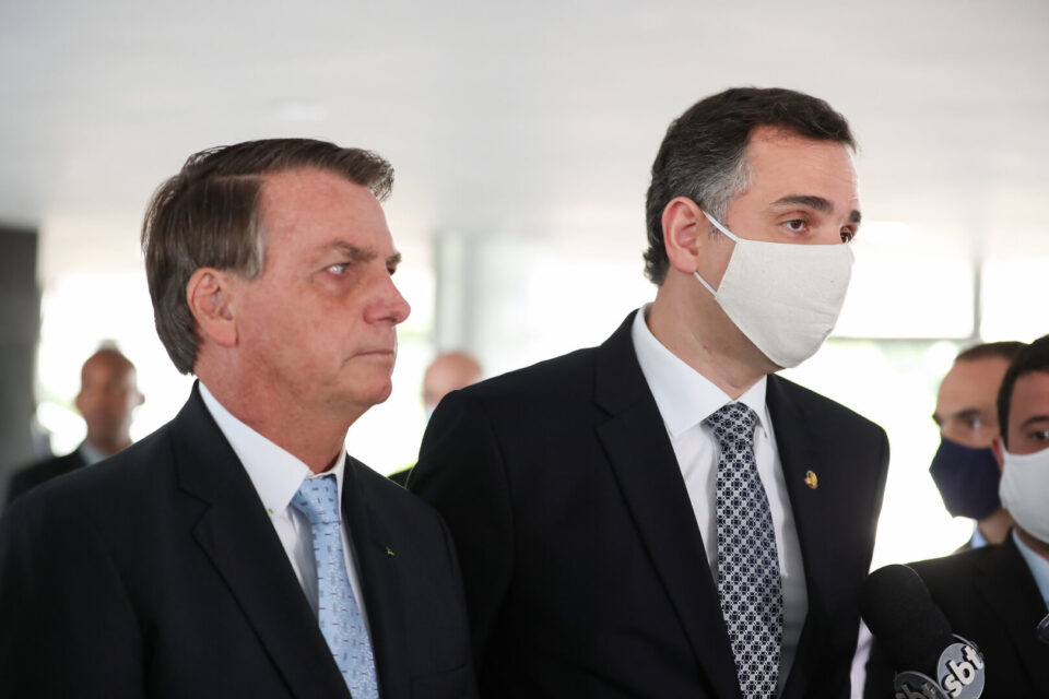 Pacheco recebe pedido de impeachment de Aras por cumplicidade com Bolsonaro