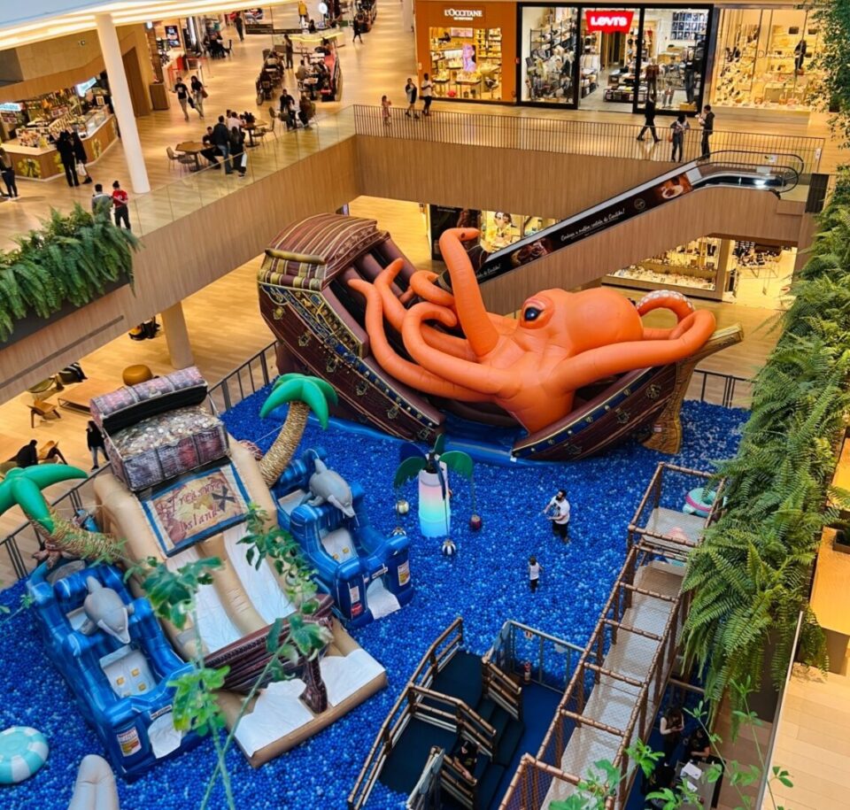 Gigantes do Mar invadem shopping de Curitiba