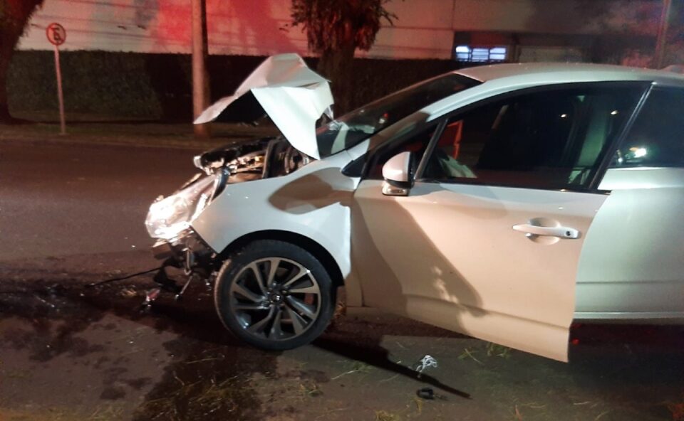 Motorista bateu com tudo em carro parado. Foto: Portal Banda B.