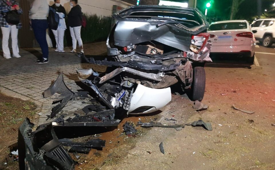 Carro da técnica de enfermagem teve a traseira destruída pelo motorista. Foto: Portal Banda B.