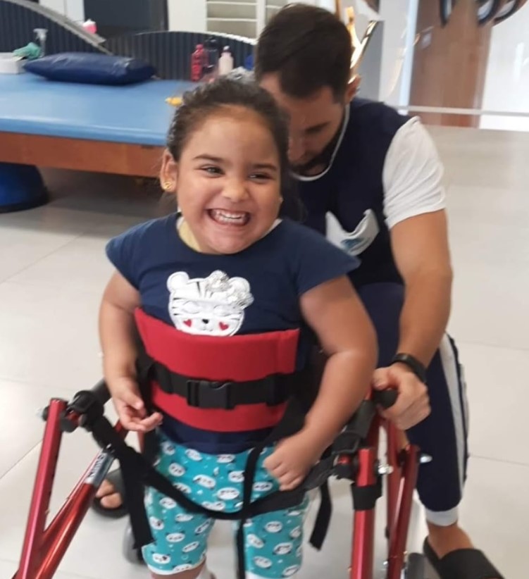 Criança com lesão cerebral evolui em 20 dias de tratamento intensivo e mãe pede ajuda para manter  