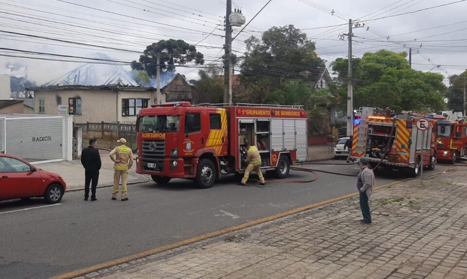 Incêndio em imóvel mobiliza Corpo de Bombeiros no bairro Bom Retiro Incêndio em imóvel mobiliza Corpo de Bombeiros no bairro Bom Retiro