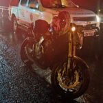 PM fica ferido em acidente de moto na BR-376 e ciclista curioso leva embora revólver caído sobre pista