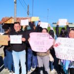 Alunas protestam em frente a escola um dia após denunciar professor de artes por assédio sexual à polícia