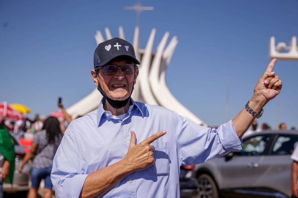 Roberto Jefferson tem candidatura a presidente negada pelo TSE por condenação no mensalão Roberto Jefferson tem candidatura a presidente negada pelo TSE por condenação no mensalão