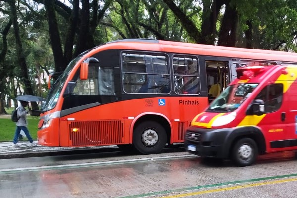 Três passageiras de biarticulado ficam feridas após freada brusca e precisam ser levadas a hospital