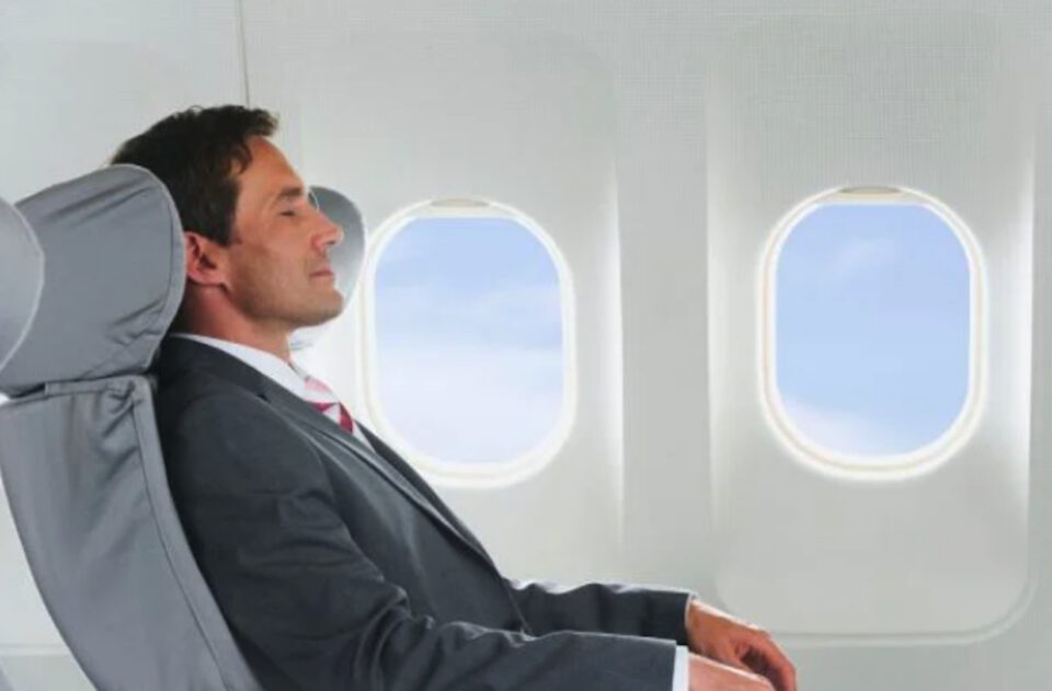 Você terminaria esse namoro? Homem viaja na classe executiva e deixa namorada na econômica