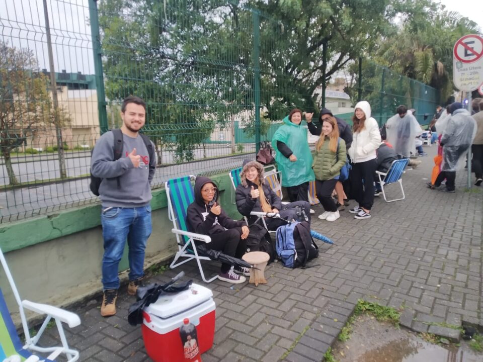 Fãs acampam em fila e enfrentam madrugada chuvosa por ingresso do Coldplay em Curitiba