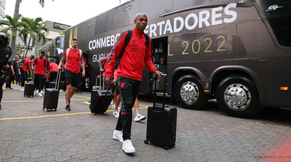 Recebido com festa, Athletico faz primeiro treino para final de sábado