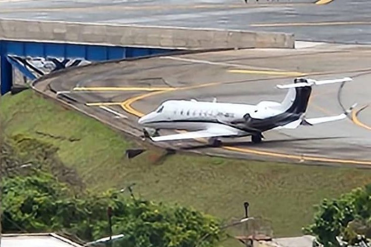 Pneus de avião estouram no pouso e aeronave vai parar à beira de barranco em Congonhas Pneus de avião estouram no pouso e aeronave vai parar à beira de barranco em Congonhas