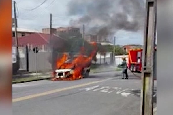 Carro em movimento pega fogo no Boa Vista e bombeiros são acionados às pressas; assista