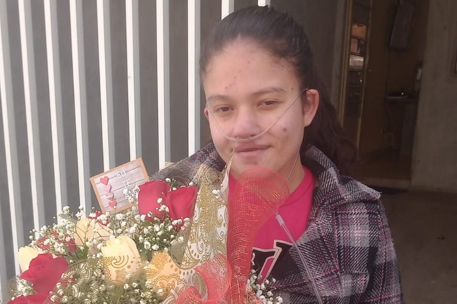 Adolescente com doença sem cura luta pela vida e pede ajuda para comprar aparelho de oxigênio