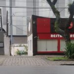 Homem fica preso pelo pescoço debaixo de portão de restaurante em avenida do Água Verde