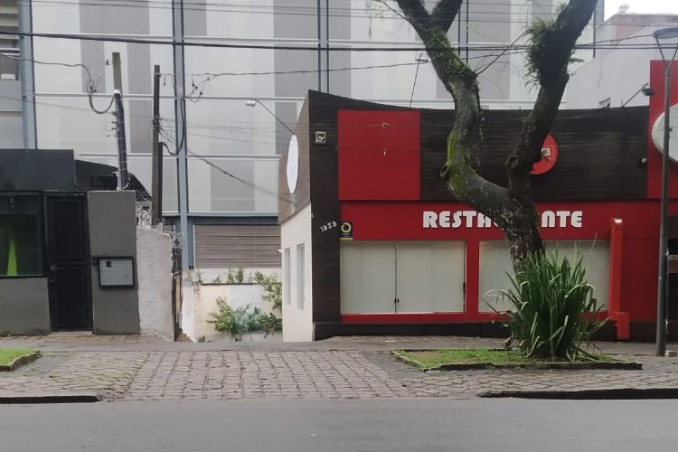 Homem fica preso pelo pescoço debaixo de portão de restaurante em avenida do Água Verde Homem fica preso pelo pescoço debaixo de portão de restaurante em avenida do Água Verde