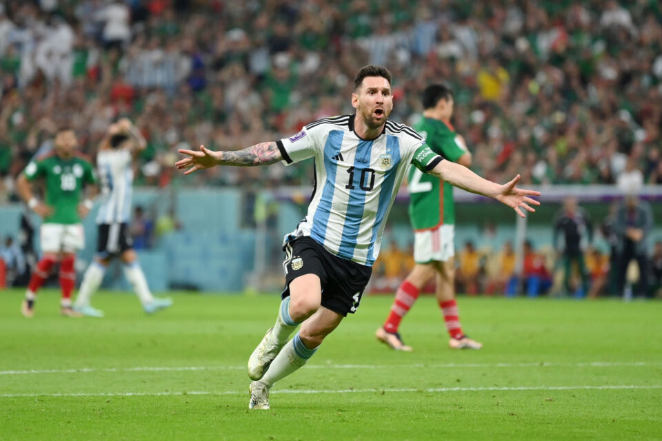 Messi faz história, Argentina bate o México e se mantém viva na Copa